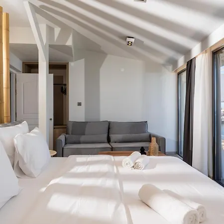 Palm Luxury Seafront Suites, Next To Palm Club, Lively Nights *